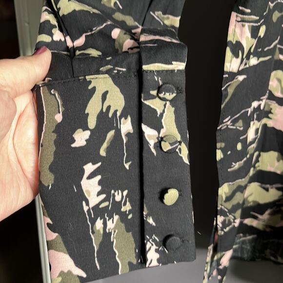 TopShop Black Green Pink Camo Print Button Down Shirt Size 2 - Picture 4 of 8